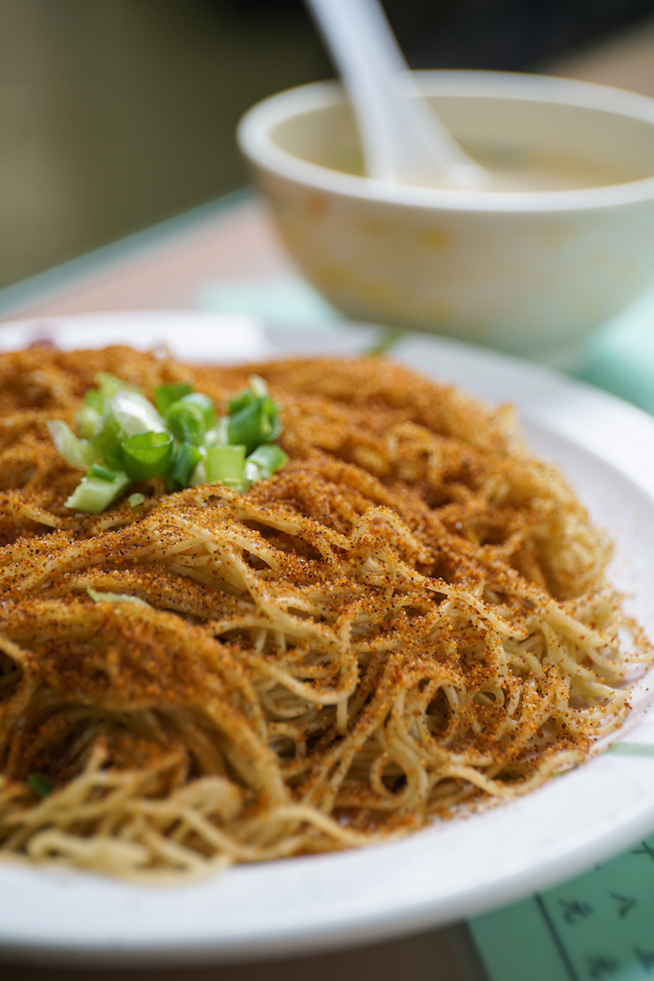 店家至今保持傳統手法製麵,以竹昇壓製的細麵爽彈有勁,口感獨特
