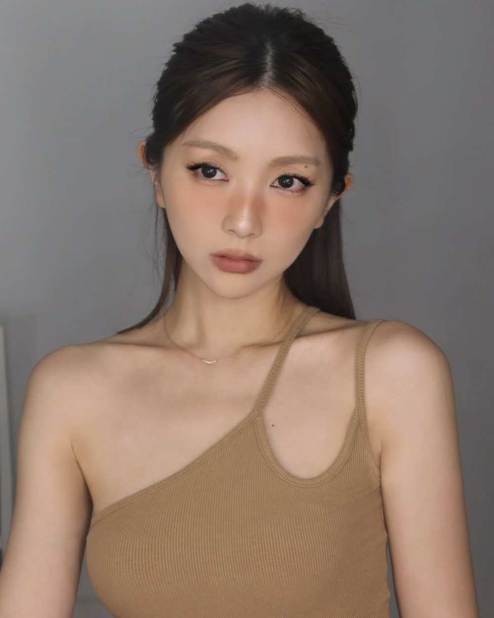 Karen亦有在文中提到第三者疑似是幕前人士,三人更曾同場工作