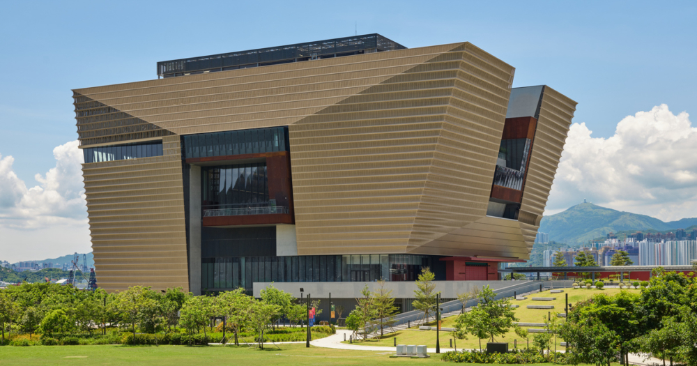 香港故宮文化博物館位於九龍西九文化區博物館道8號,毗鄰M+視覺文化博物館,為香港文化藝術地標之一。
