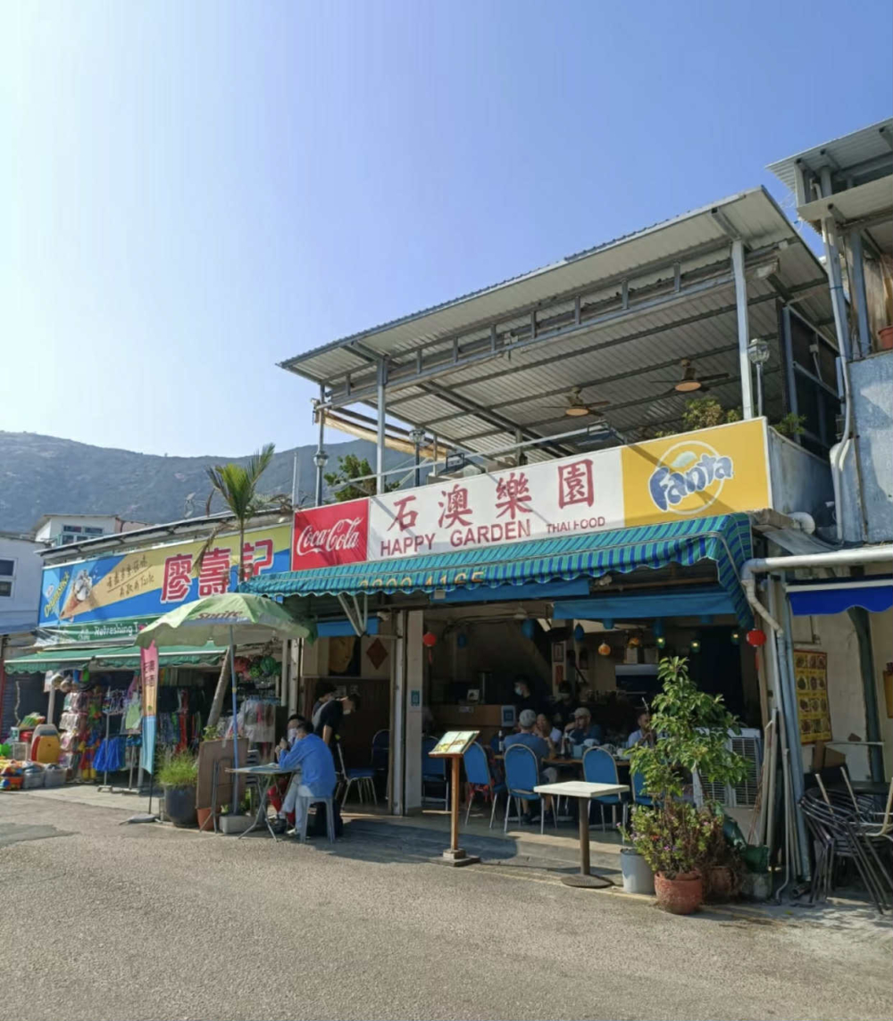 石澳樂園隱身於泳灘停車場入口旁的餐廳,由泰國人主理,一入店就感受到滿滿泰式風情。