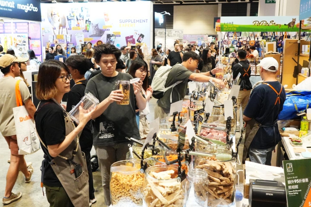 現場有超過400個品牌參展，飼料、美容、健康用品通通找得到