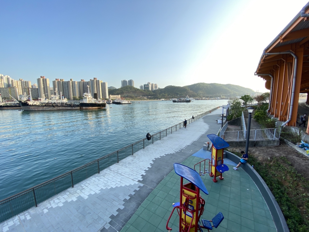 黃昏時分可前往荃灣海濱長廊迎接黃昏,沿海漫步欣賞日落與海景,風景怡人