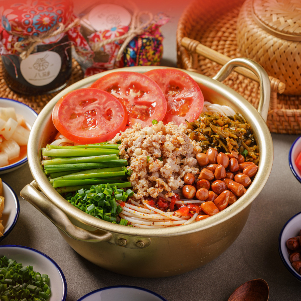 八彩銅鍋米線以特製的大銅鍋熬製濃郁雞湯抓住饕客的胃