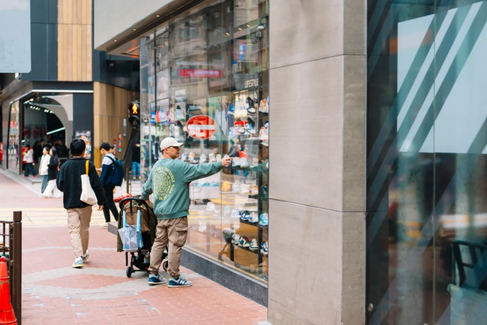 波鞋街位於旺角花園街一段,匯聚Nike、Adidas、New Balance、Puma、Converse等品牌正貨與特賣貨品
