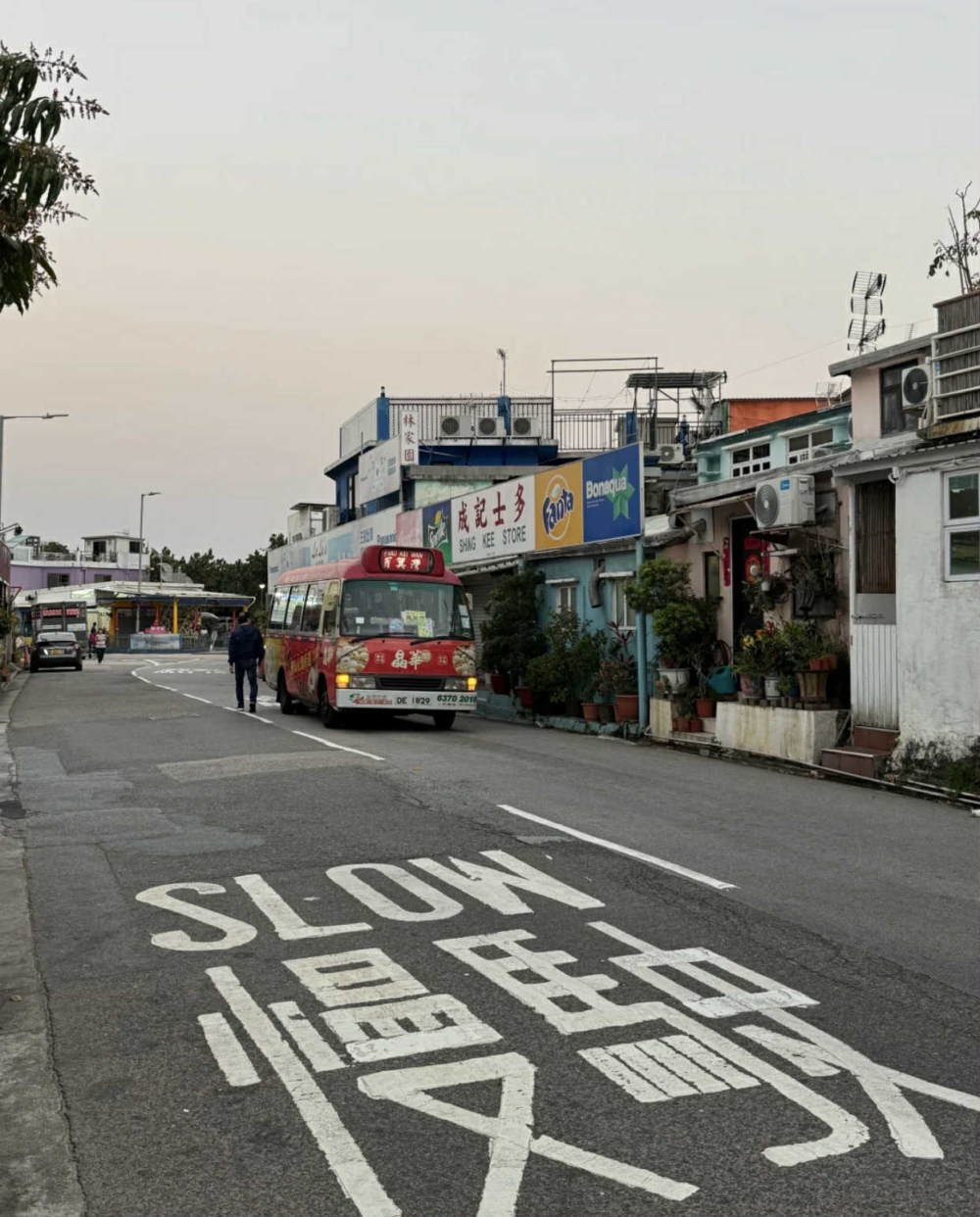 前往石澳其實非常方便,無需乘船,大多數人會由港鐵筲箕灣站出發,轉乘巴士或小巴即可直達!