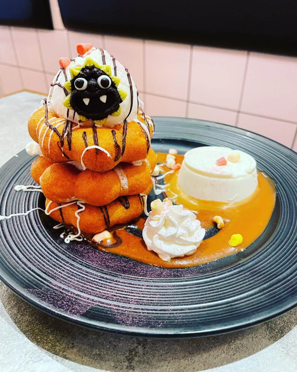 最受歡迎的品項是使用沖繩海鹽與黑糖製作的手作冬甩，口感鬆軟、外層略帶酥脆