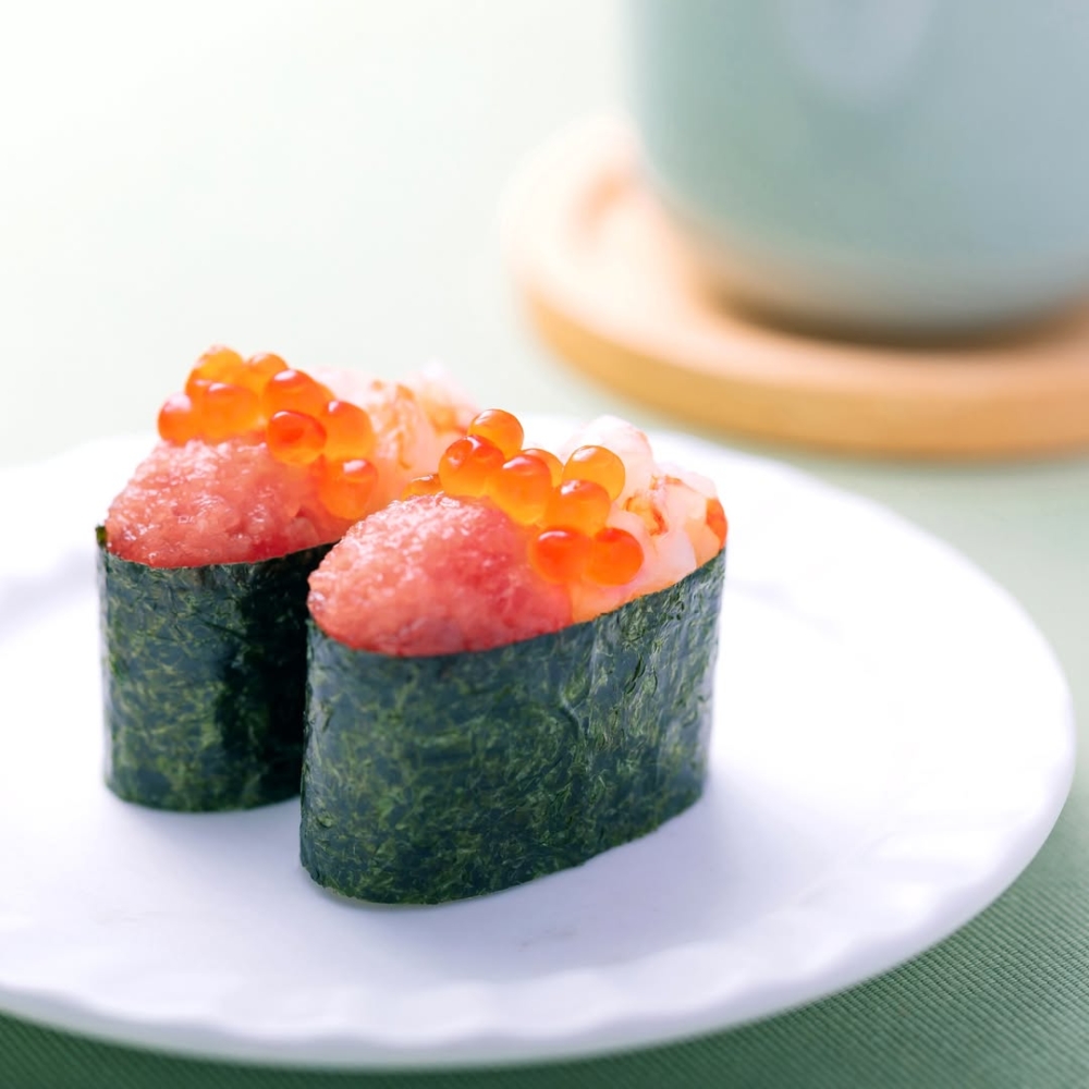 位於 APM 購物商場，是香港導入“火車列車”送餐的壽司店之一。