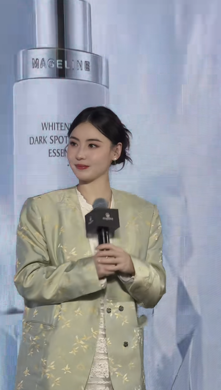 而見平日張栢芝流出的多張生圖所見,她美貌依然