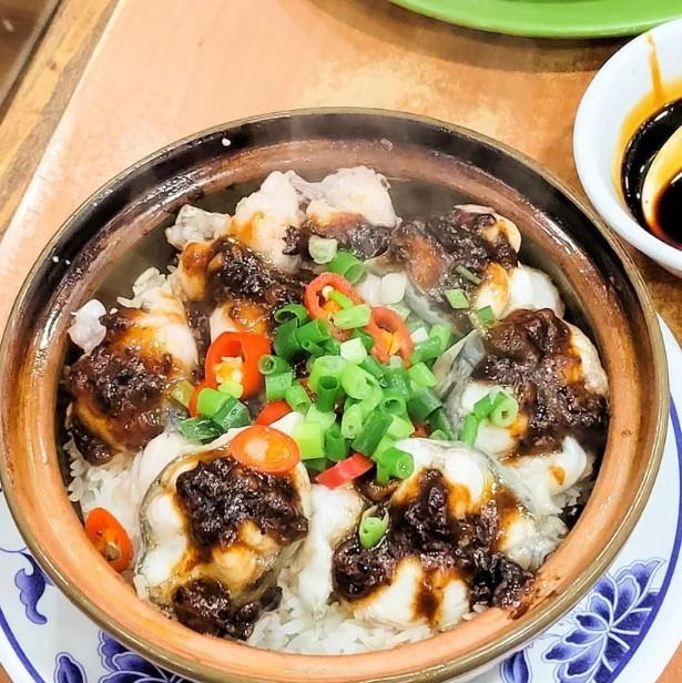 這間餐廳是以砂鍋臘味煲仔飯香氣四溢聞名，是老字號排隊名店。