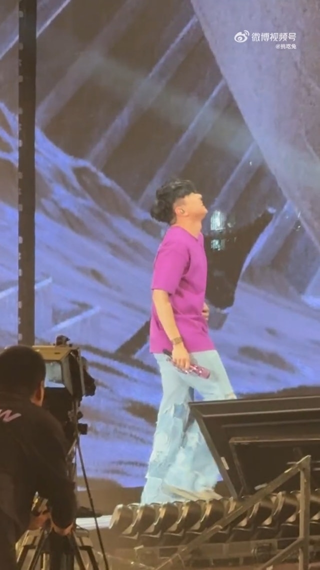 網上亦有粉絲上傳演唱會當日林俊傑在台上疼痛彎腰的畫面