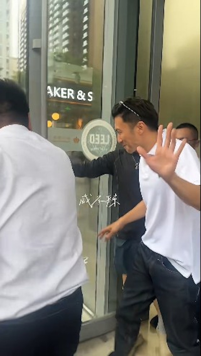 親民的霆鋒向粉絲揮手打招呼後,便向馬路跑去,相當瀟灑。