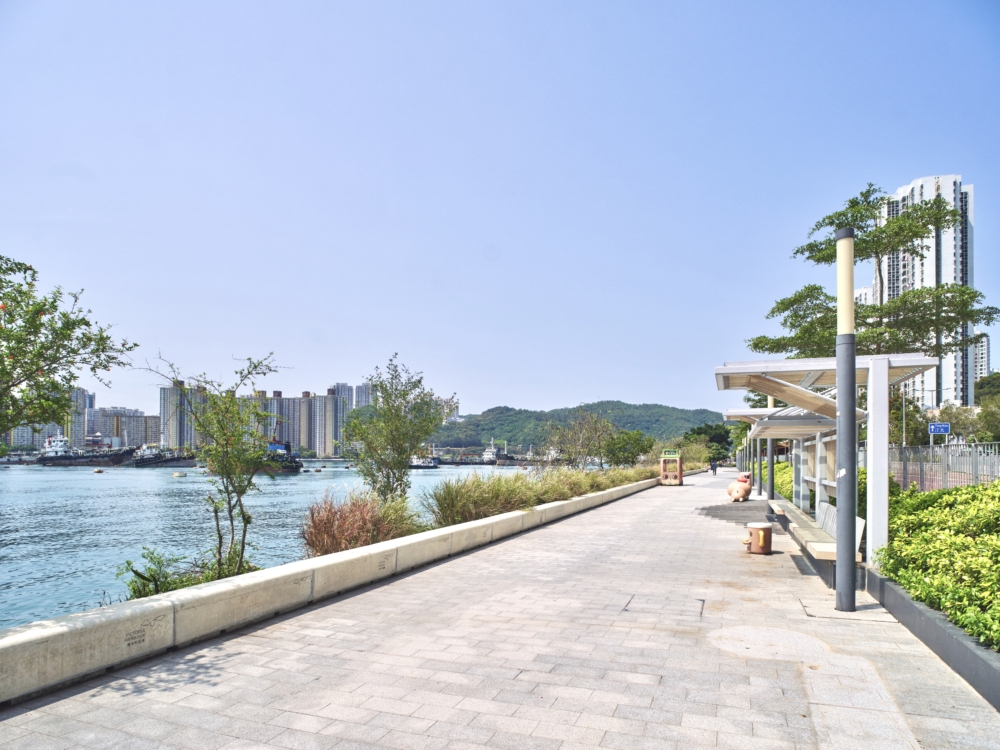 荃灣海濱長廊採用無欄杆設計,讓港人能更親近海景