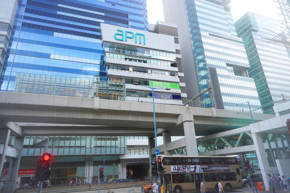 這座大型購物中心匯集了時尚服飾、生活精品和各國美食餐廳，還以深夜營業聞名，非常適合下班後消遣購物。