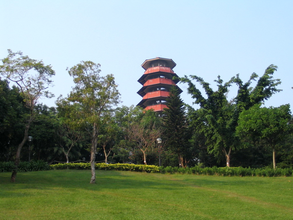 公園的地標為一座高約30米的百鳥塔,適合全家大小來賞景