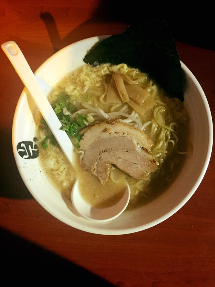 麵家山下主打濃厚豚骨拉麵，湯底以大火熬煮十多小時，乳白濃郁相當好味！