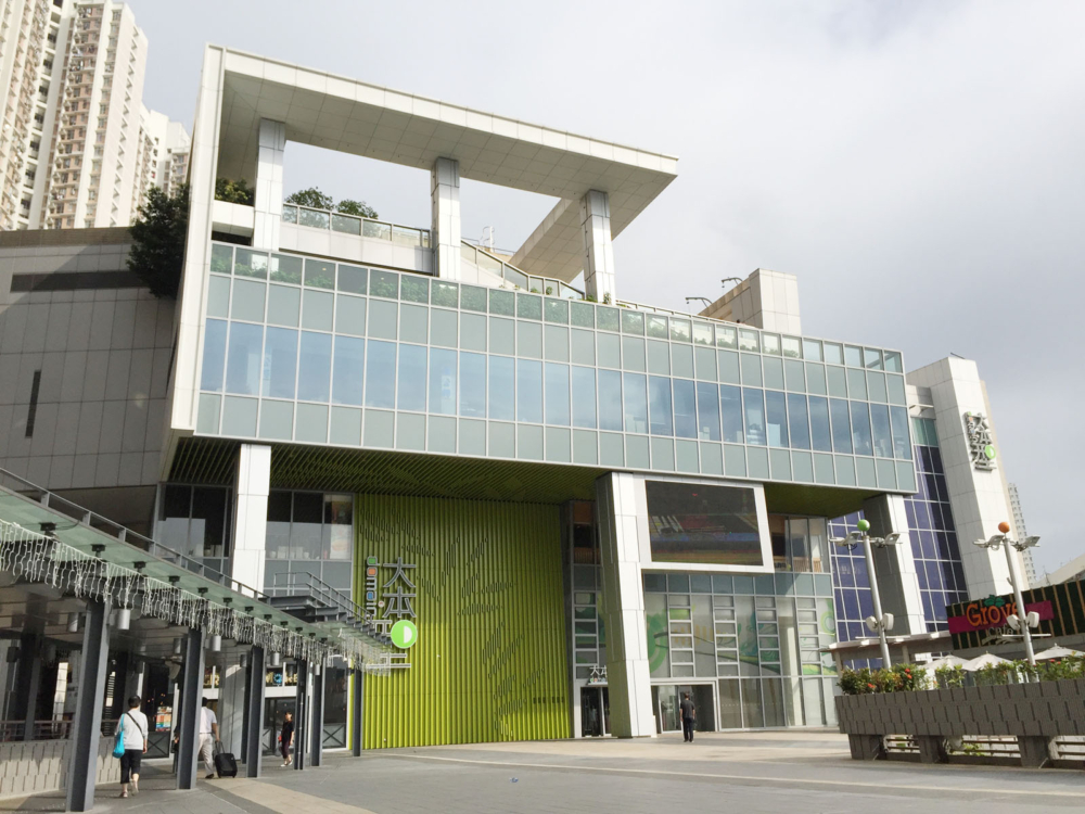 佔地逾70萬平方呎，內有各式食肆、零售商店、戲院等等