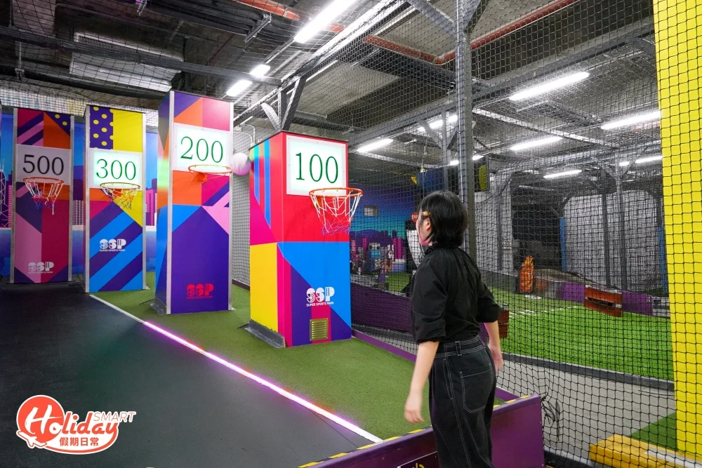 這裡設有彈珠足球機、投籃挑戰機、迷你保齡球等多種投球遊戲。