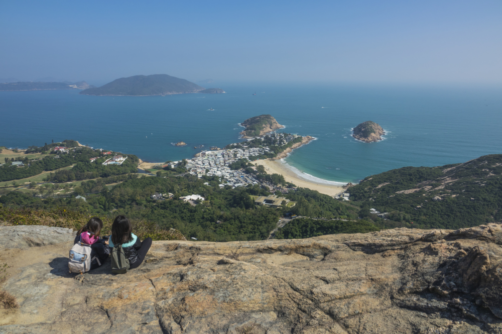 從山脊步道望出去,可俯瞰藍塘海峽、石澳半島、五分洲和大頭洲,海天一色的風景讓人陶醉。