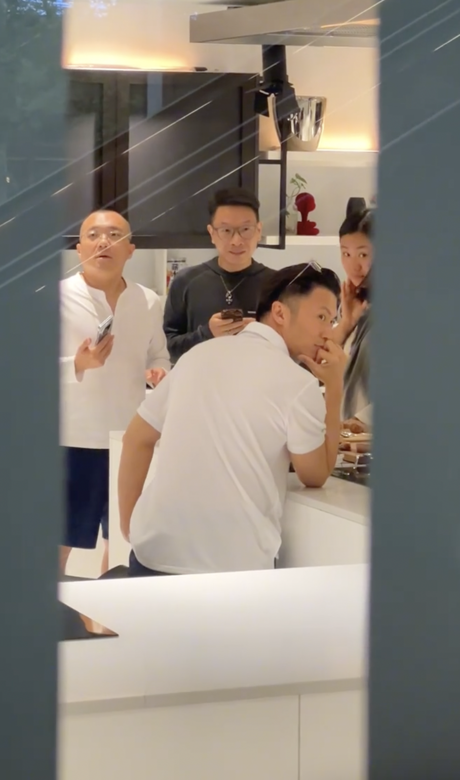 謝霆鋒近期極忙碌,頻頻穿梭中港兩地,而日前就有網友於內地與他偶遇!