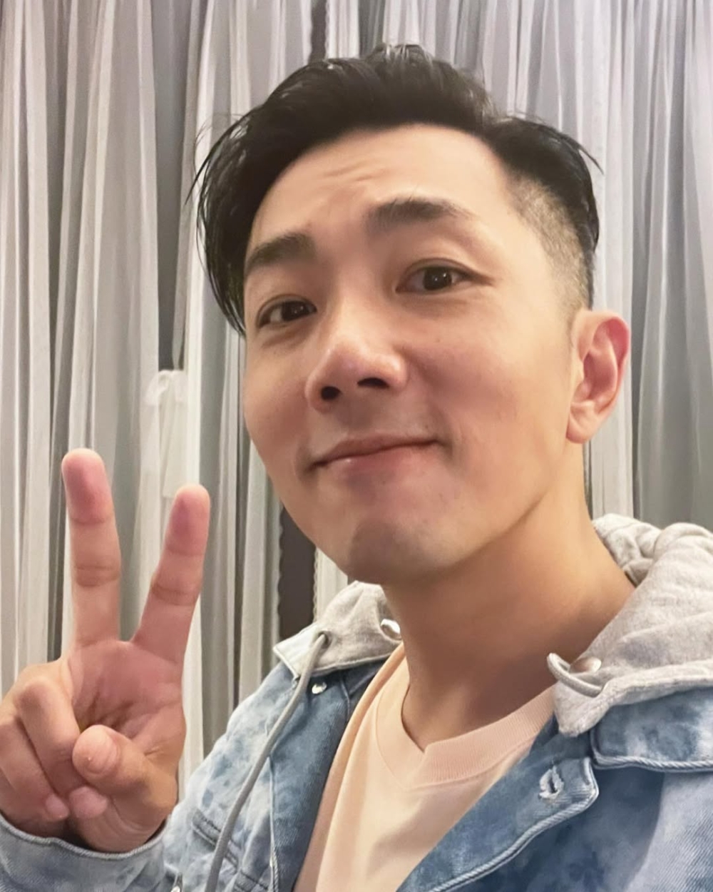 現年48歲的劉浩龍日前在珠海橫琴舉行演唱會《劉浩龍「思覺失調20」巡迴演唱會》