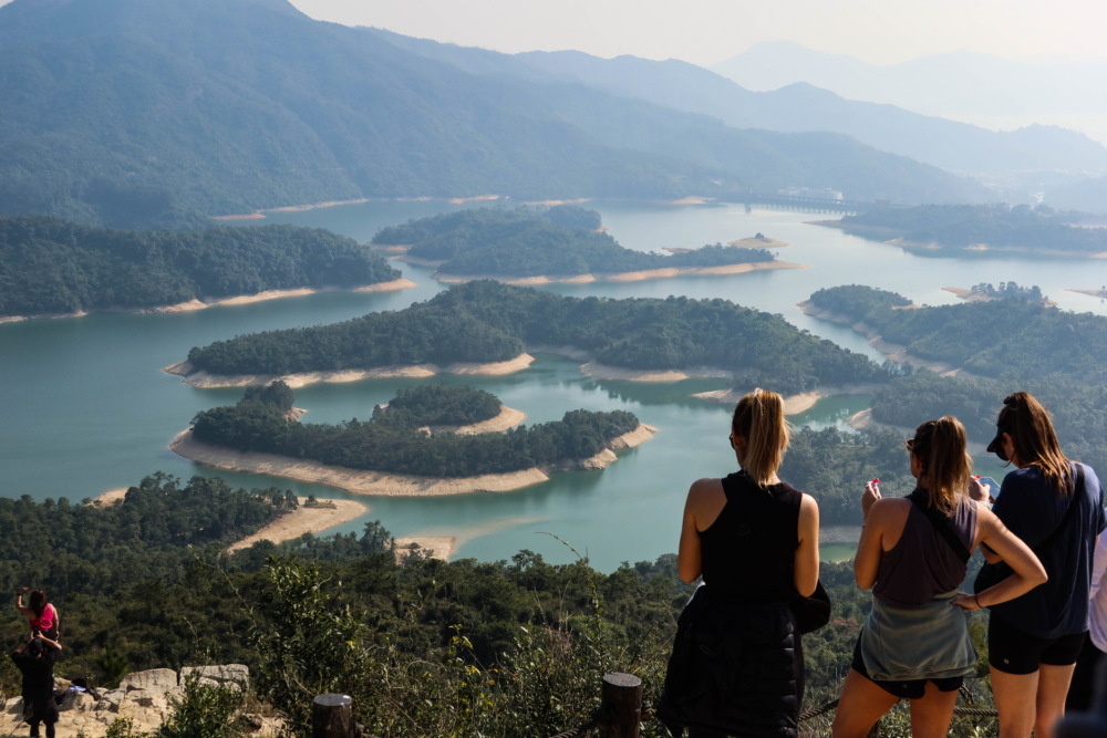 香港四徑是由麥理浩徑、衛奕信徑、港島徑和鳳凰徑組成的長途遠足路線,串連城市與山野,展現香港最壯麗的自然風光。