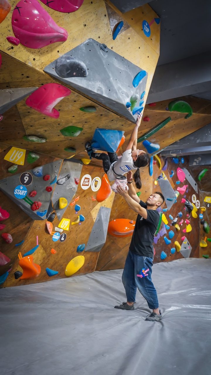 屯門室內好去處：JUST CLIMB 室內攀石場——親子新手攀石體驗。