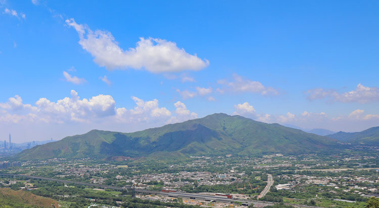 清潭水塘位於大欖郊野公園內,分為上、下水塘,沿途風景如畫,可眺望雞公嶺及元朗平原,而且步行路段林蔭頗密,微風清涼,適合行山新手。