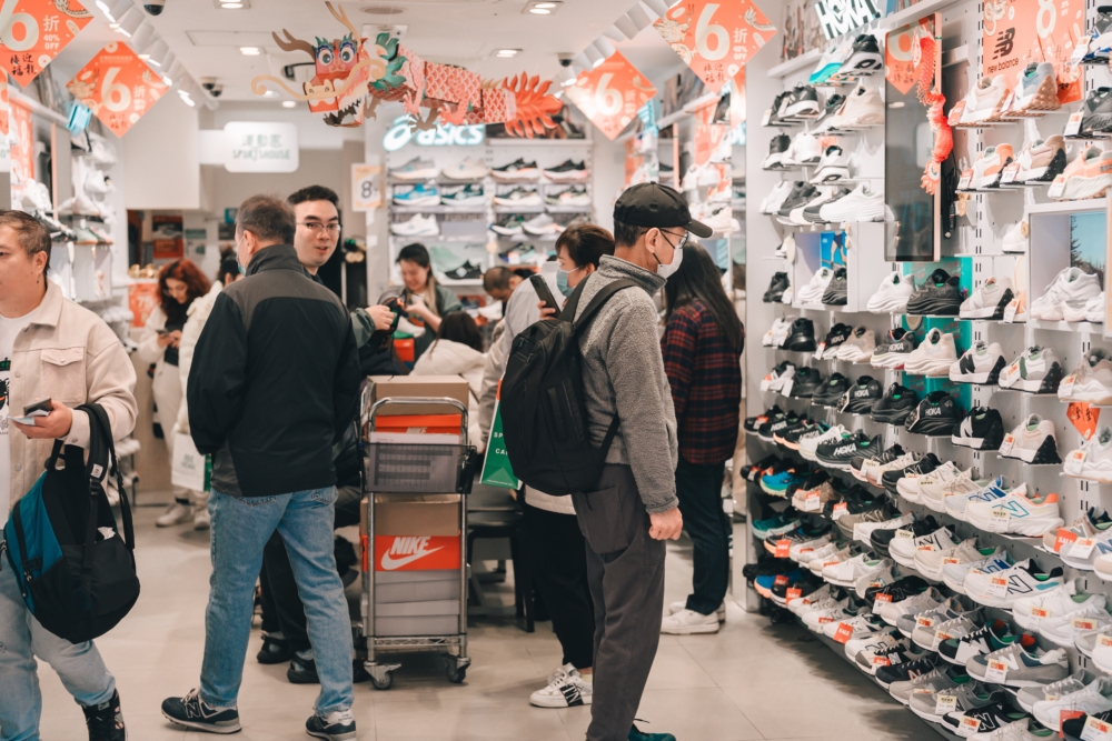 旺角購物推介：旺角波鞋街。