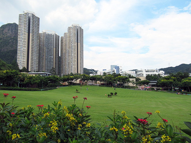公園設有人工湖、小瀑布、慢跑徑及健身設施,特別適合晨運、散步或做瑜伽