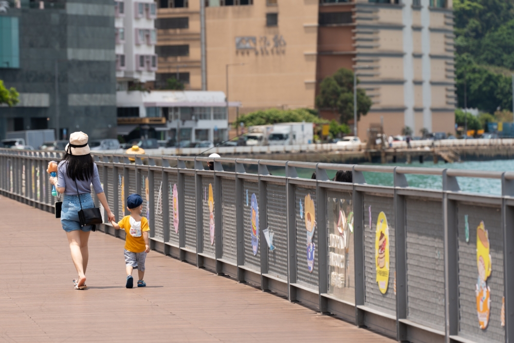長長的步道讓你在海風的陪伴下，悠閒地散步，或者感受一下跑步的快感