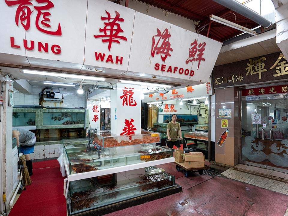 鯉魚門最著名的莫過於遍布港口邊的海鮮街。