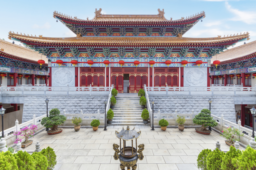 可以選擇前往西方寺,感受佛門清幽