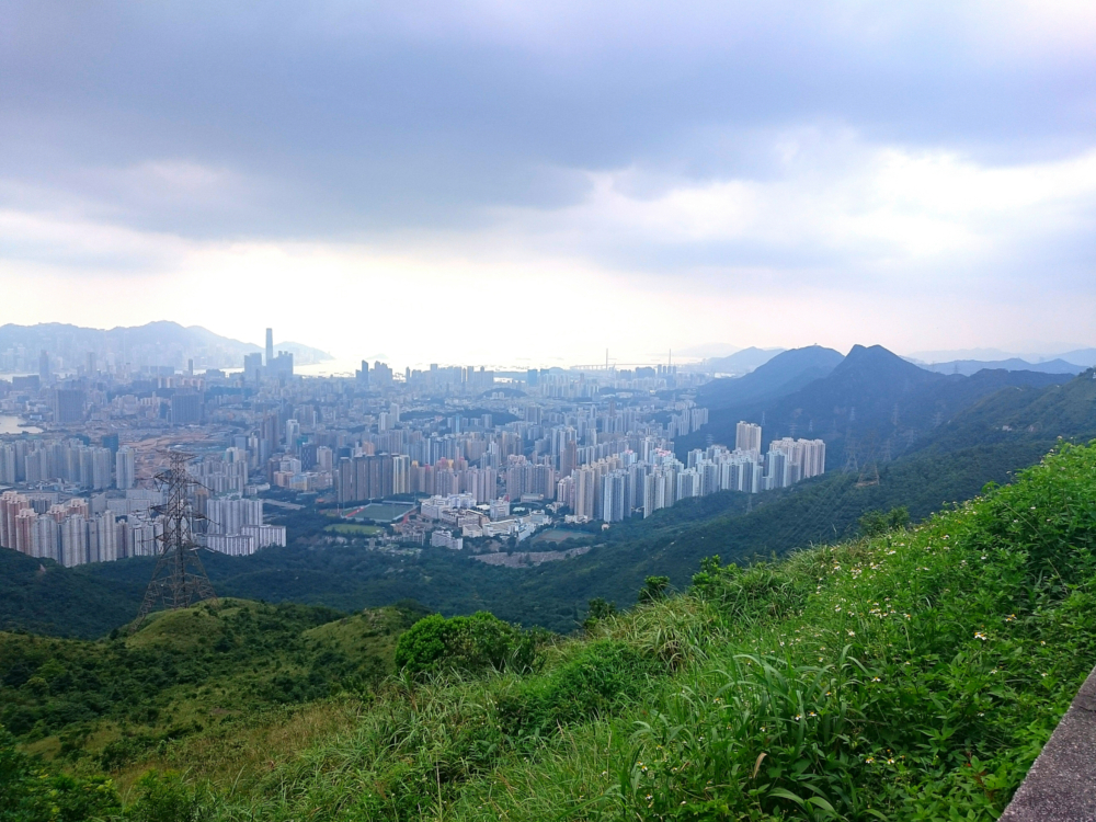 衛奕信徑是唯一一條橫貫港島、九龍及新界的長途遠足徑,亦是香港四徑中最能體現城市和自然交融特色的路線。