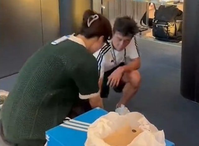 陳冠希親自蹲下來為顧客試穿鞋子跟整理襪子，全程態度親切自然