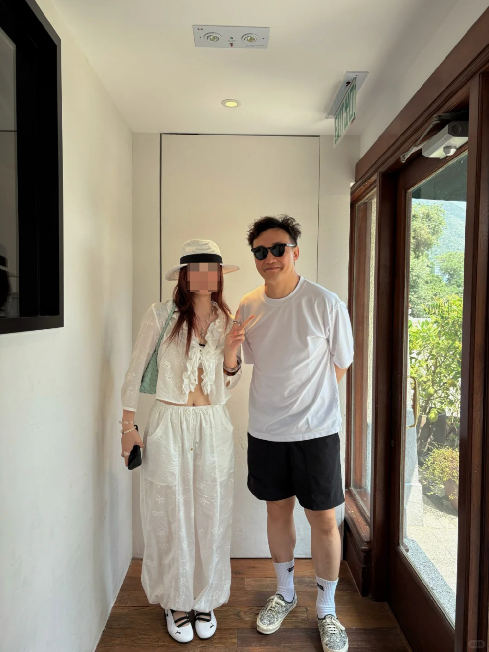 近日有女網友於社交平台分享了一張與陳奕迅(Eason) 的合照，並指自己有幸早前於淺水灣偶遇Eason