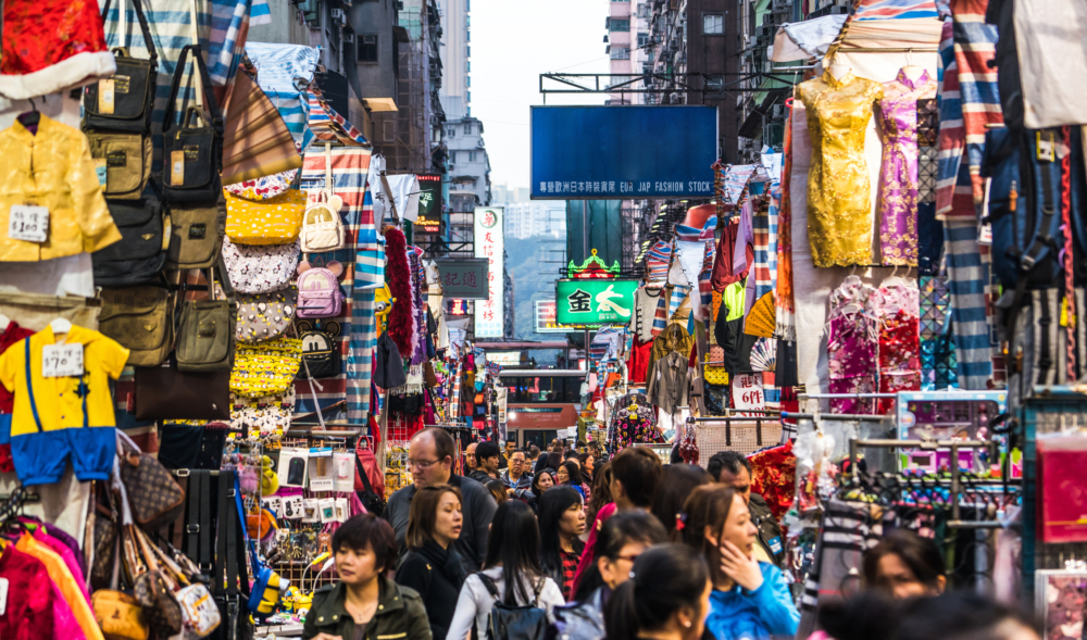 女人街是九龍旺角區最著名的街頭市集,販賣女裝、飾品、紀念品、玩具