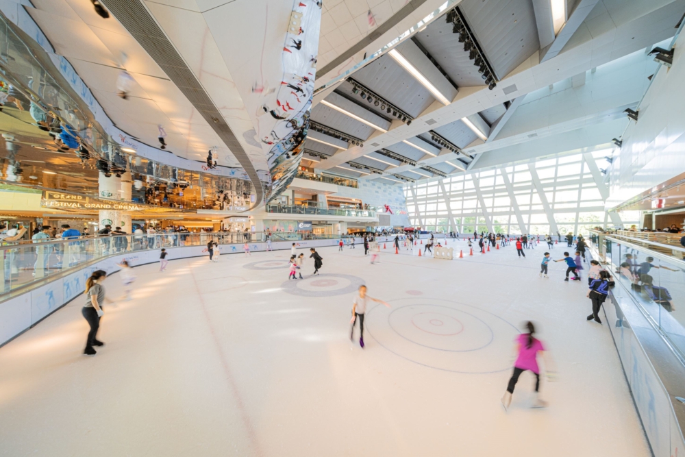 又一城溜冰場是位於高檔購物中心內的國際級溜冰場，冰面寬達1,150平方米，空間開闊。