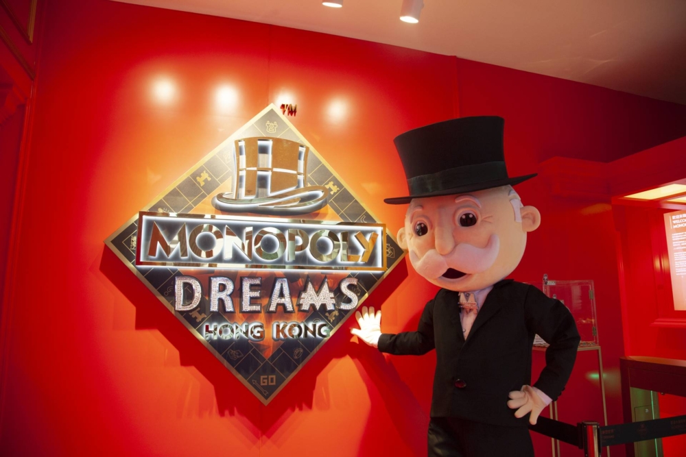 位於太平山山頂廣場的 香港大富翁夢想世界，是全球首個真實版大富翁主題館，佔地約 20,000 呎。場館運用 AR、全息投影及 4D 技術，重現經典遊戲場景，讓遊客能沉浸式體驗大富翁的世界，是桌遊迷與親子家庭的特色室內好去處。