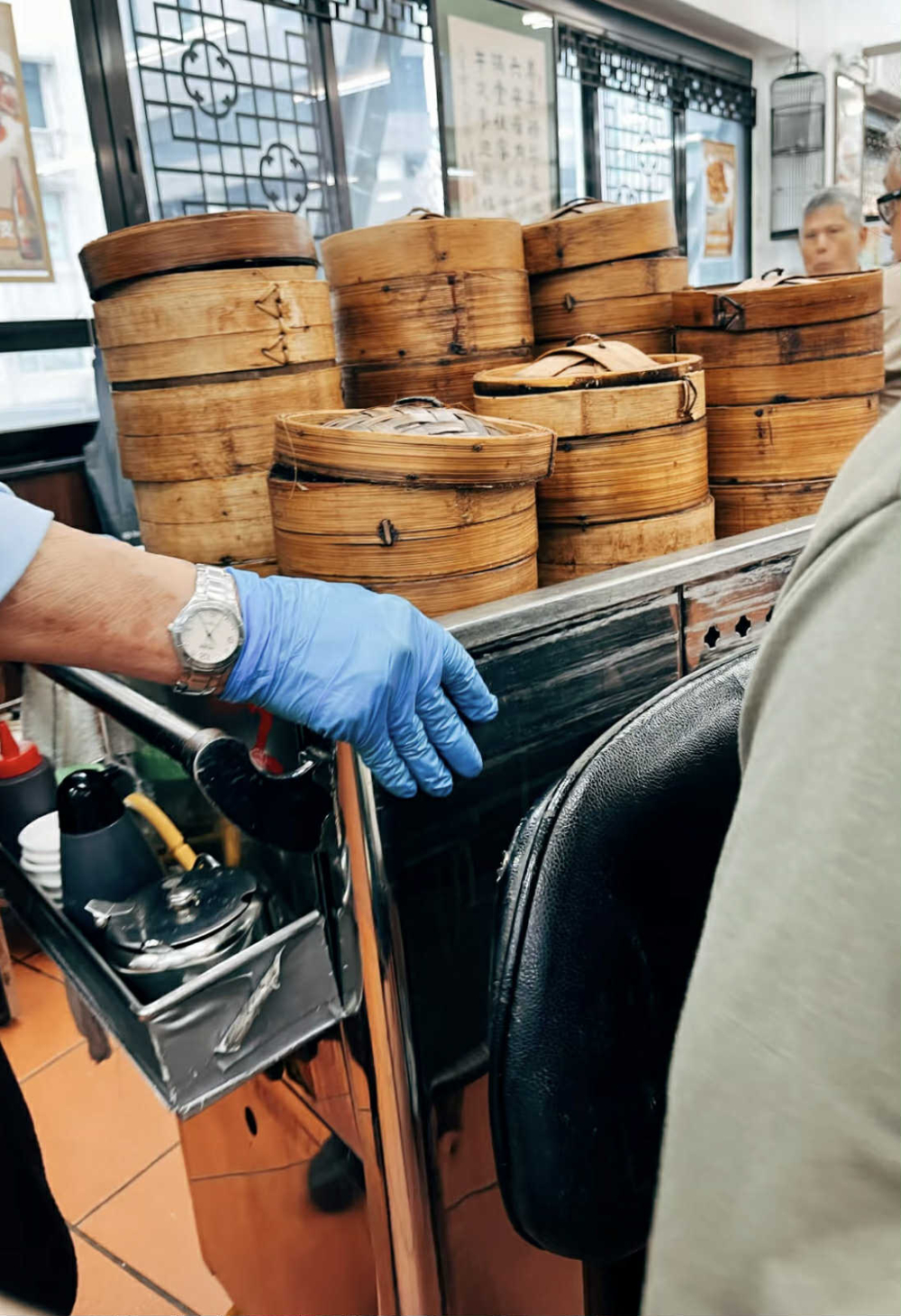 六安居（舊稱蓮香居）是中環體驗正宗港式飲茶文化的必去老字號，它保留了傳統的點心車服務，讓遊客能在熱鬧的氛圍中，親自感受地道老香港情懷。