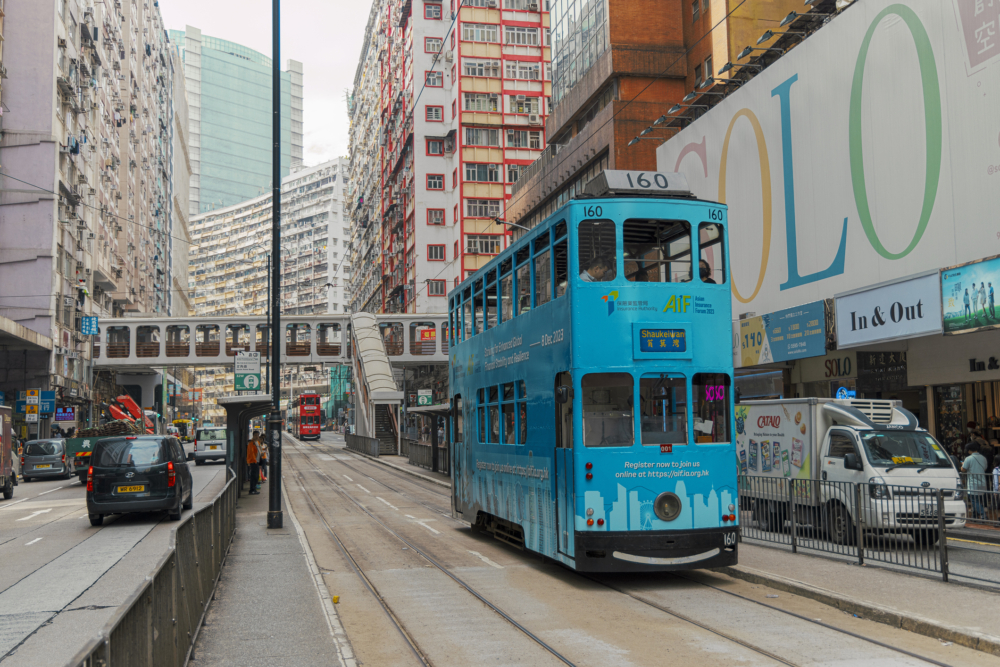 中環交通四通八達，你可以選擇搭乘便捷的港鐵、覆蓋廣泛的巴士、體驗維港風光的渡輪或懷舊的電車，輕鬆抵達各個景點。