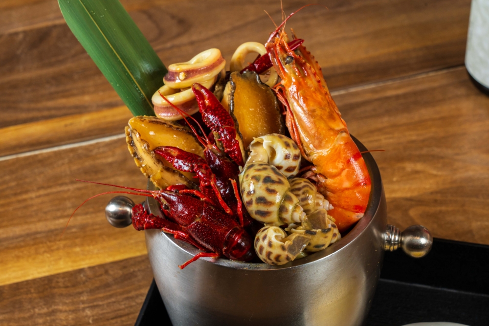 海鮮桶包含鮑魚、虎蝦、青口、蜆及魷魚圈