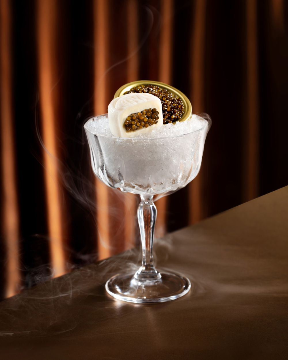 全新「尊貴魚子醬冰皮月餅禮盒」內有 4 顆魚子醬冰皮月餅，鮮美魚子醬配上軟糯冰皮，口感清新又有層次，一咬就愛上。