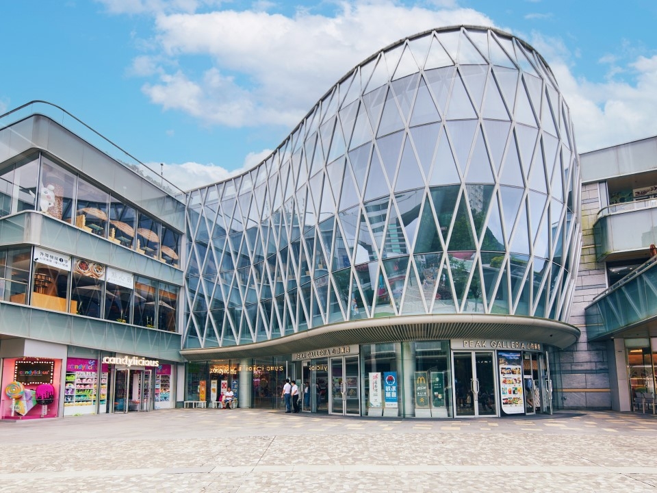 山頂廣場以閃耀的弧形入口和全玻璃幕牆設計，經重新定位後，主打一站式的個人化體驗與多元節慶活動，融合購物、餐飲與娛樂！