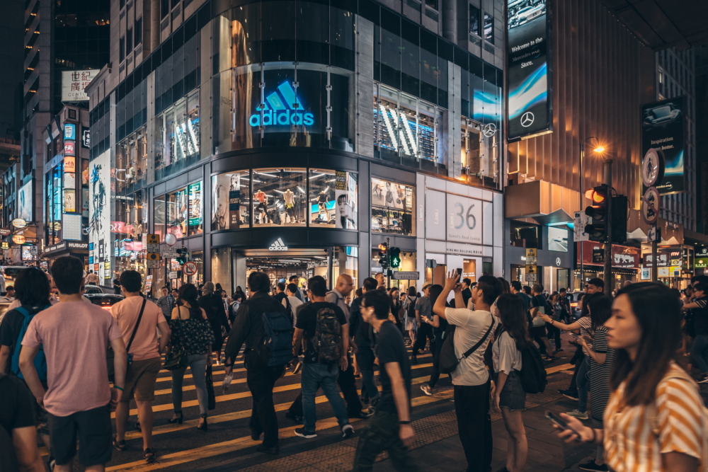 蘭桂坊進入夜晚後特別熱鬧，為遊客和本地人提供各種夜生活與異國美食體驗。