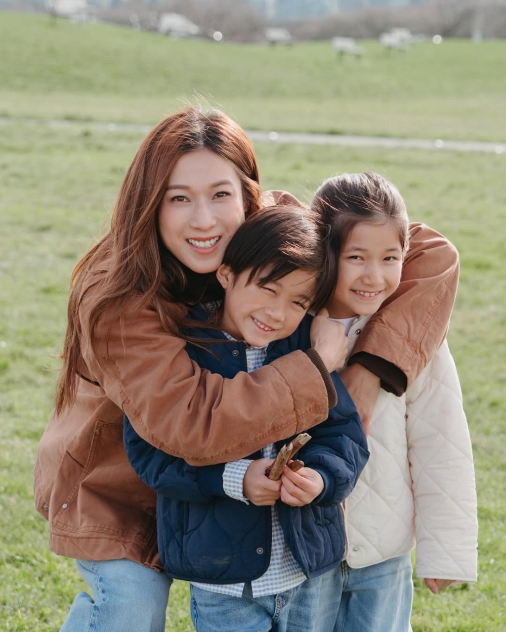 由於要全天候照顧三名子女，鍾嘉欣就直言連與老公拍拖的時間都沒有。