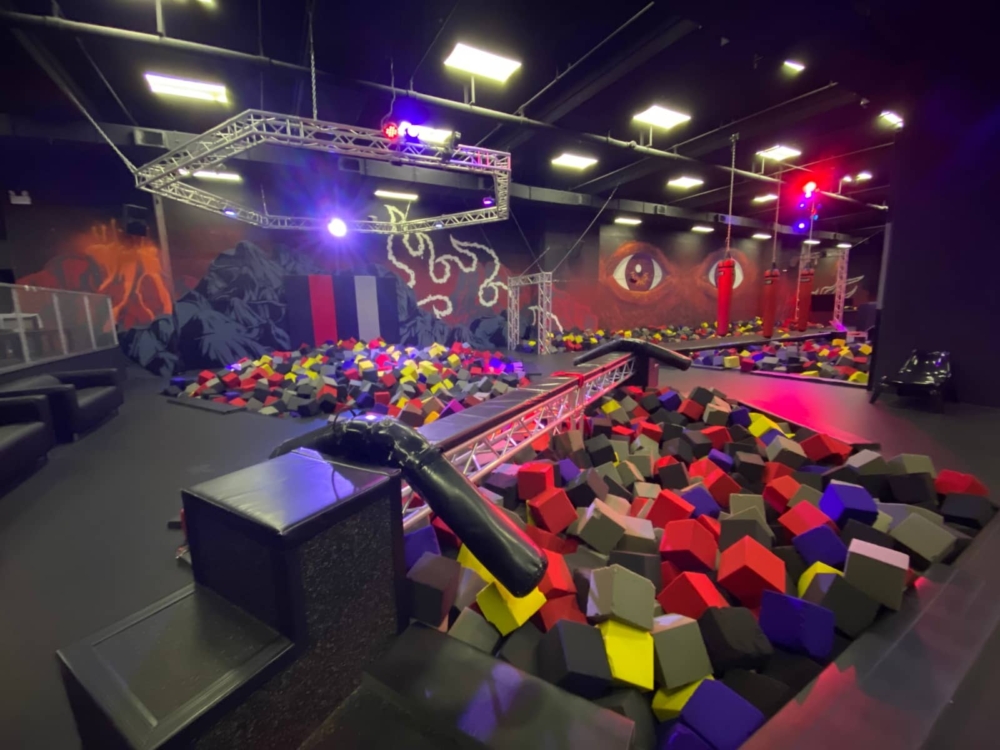 位於鰂魚涌的 Ryze Hong Kong，是港島最大的室內彈床樂園，佔地超過 18,000 呎，設有超過 40 個彈床區、攀石牆和障礙訓練場等設施，適合 3 歲以上的小朋友及家長一同挑戰體能，盡情釋放活力。