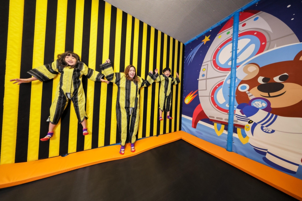 位於將軍澳中心的 Kiztopia 分店以「太空」為主題，佔地約 13,000 呎，是新界最新型的室內親子樂園。樂園設有 19 個遊樂區，並首次引進「5大科技領域」，結合了機械人競技和體感互動遊戲，還設有 8 米高的極速滑梯和職業體驗區，讓小朋友在盡情放電的同時，也能啟發創意和膽量。