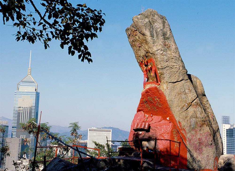 位於寶雲道的姻緣石，是香港著名的求姻緣聖地。