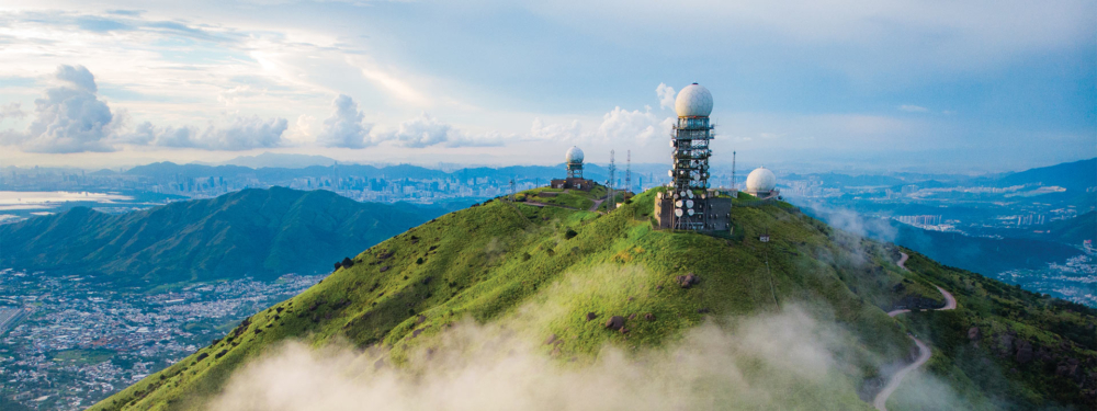 聳立於清水灣半島的釣魚翁，以344米之姿成為西貢區的至高點，與其他兩座山峰並稱「西貢三尖」。