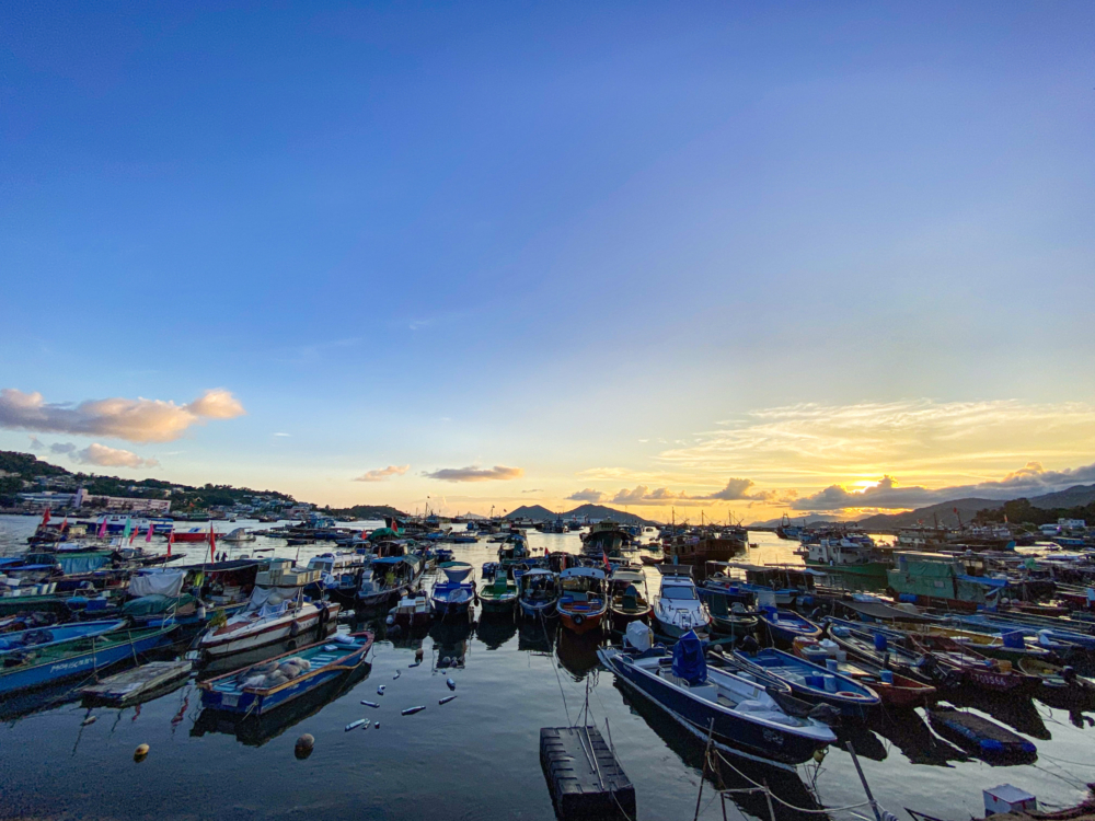 長洲是香港著名的離島旅遊勝地，融合漁村風情、海鮮美食和多元景點，是情侶、家庭與朋友假日放鬆的熱門好去處。